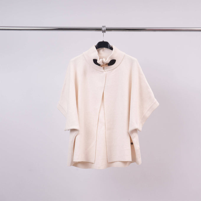 Cardigan smanicato con collo alto e fibbia decorativa