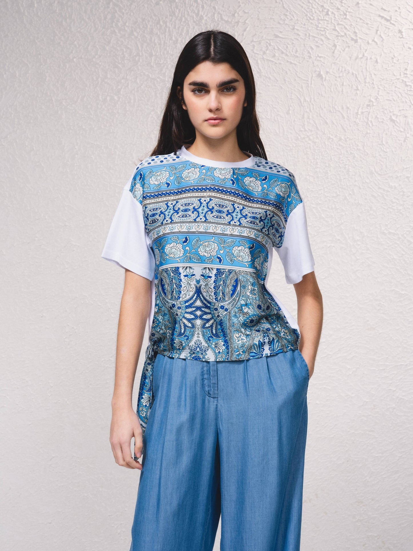 T-shirt oversize corta con stampa e fiocco laterale
