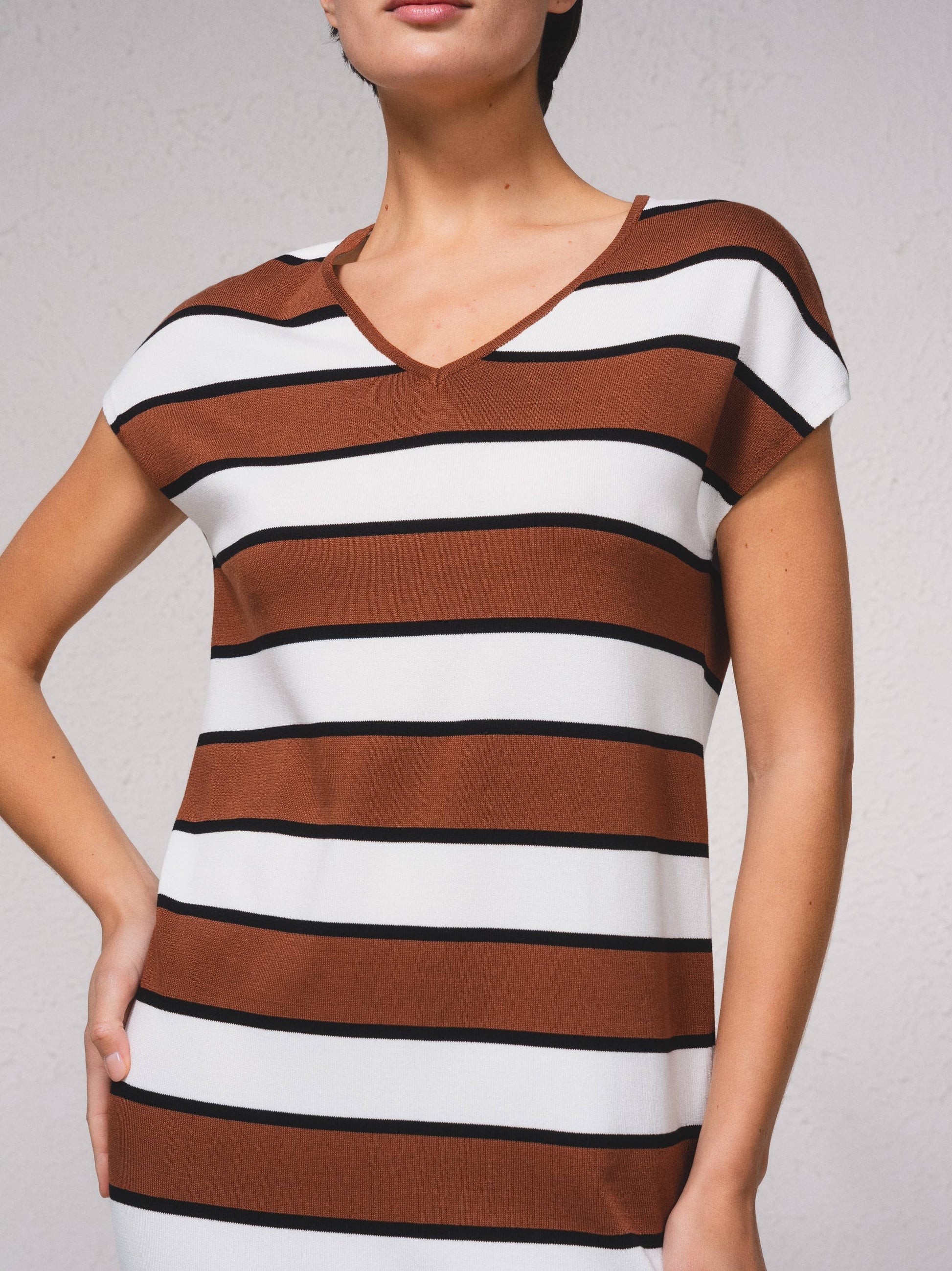 Abito midi in maglia a righe con scollo a V