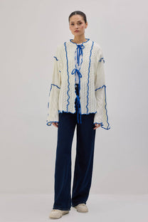Cardigan in maglia con laccetti e profili a contrasto