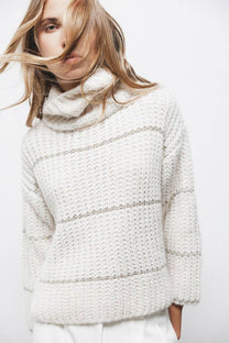 Maglione a righe in maglia con collo arricciato