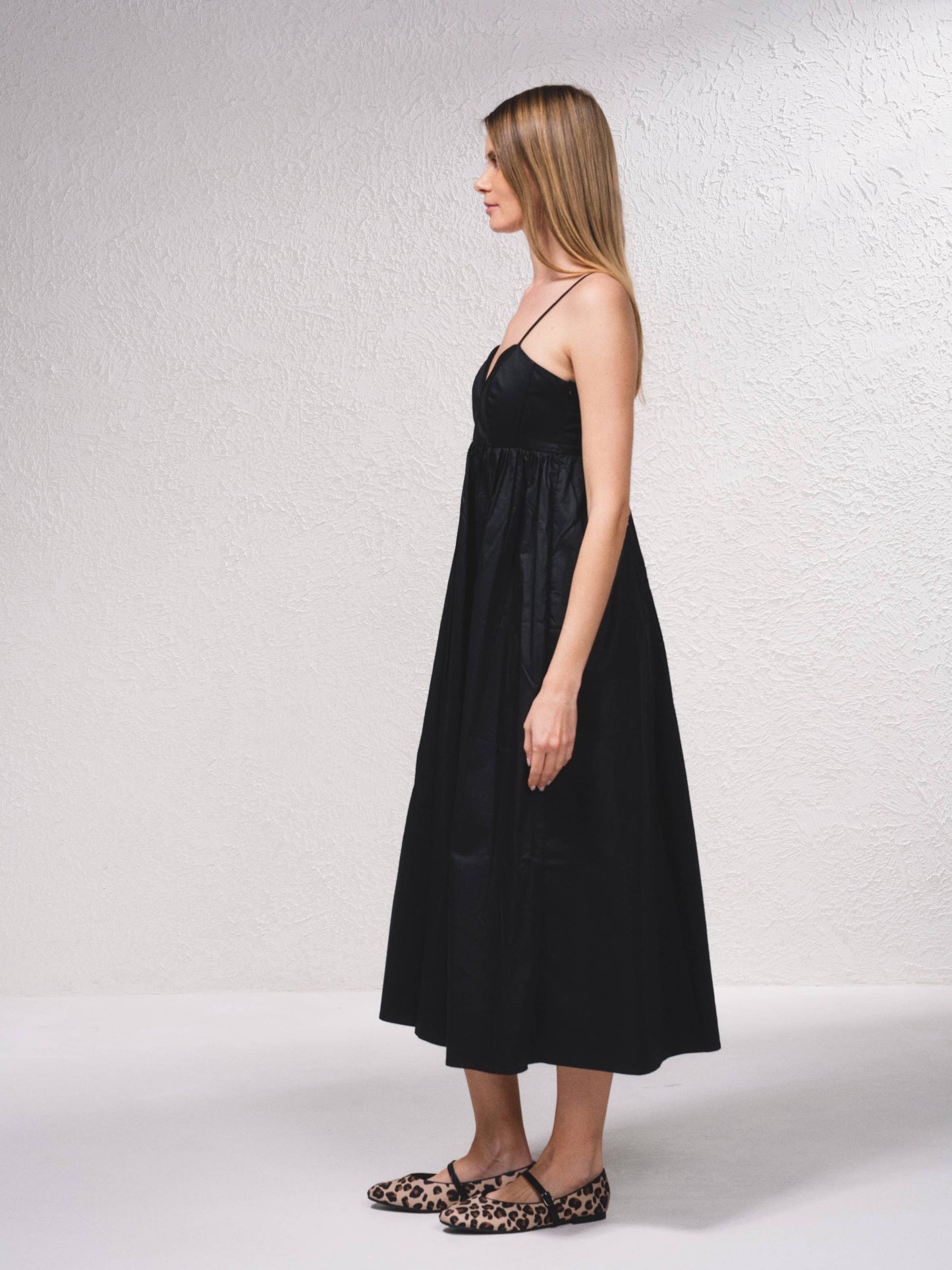 Abito midi in cotone con spalline sottili e schiena elastica