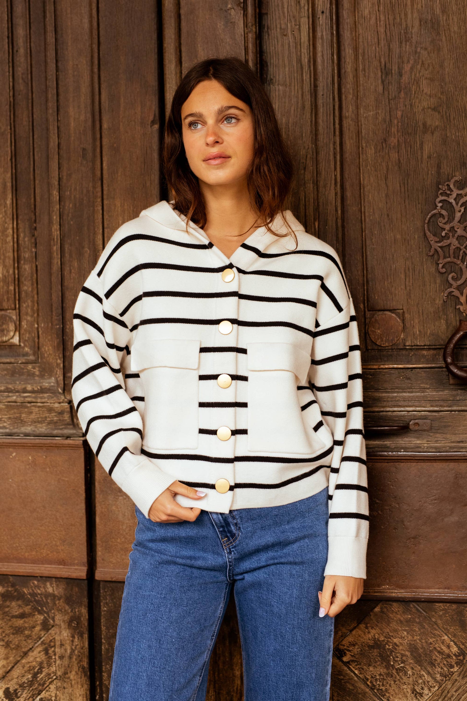 Gilet in maglia verde militare con bottoni dorati