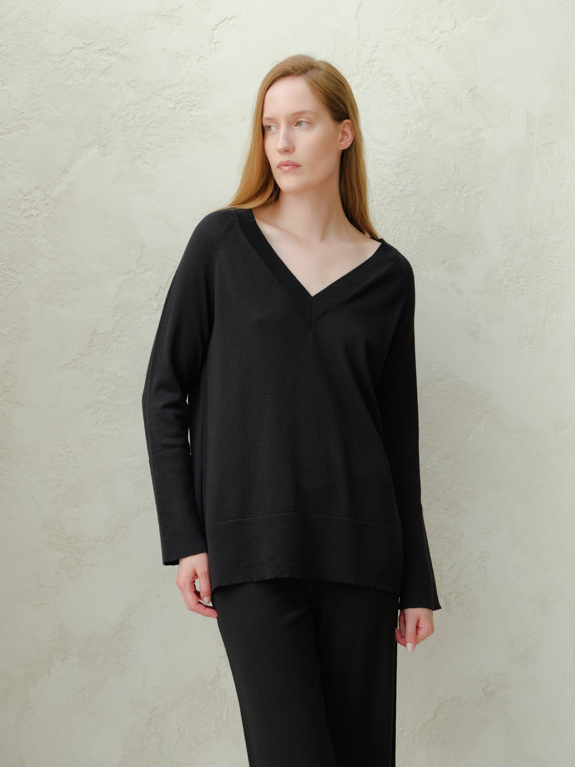 Maxi maglione in lana merino extra fine con scollo a V
