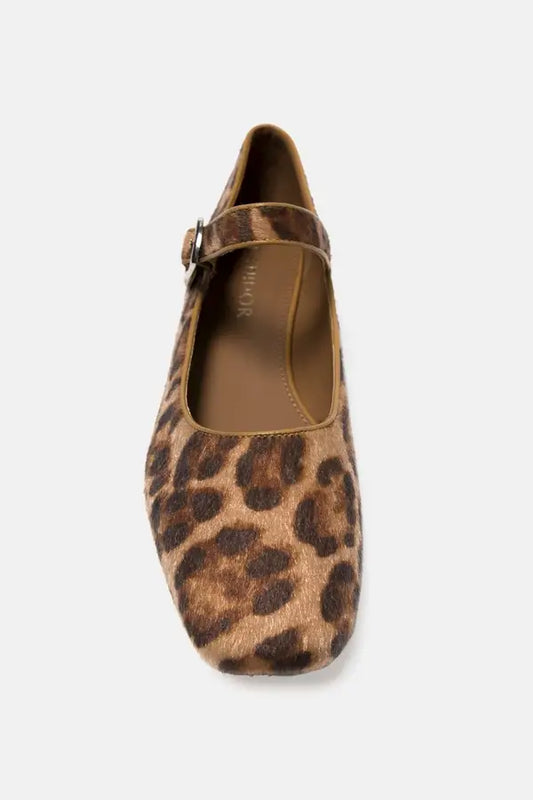 Ballerine animalier con cinturino e fibbia