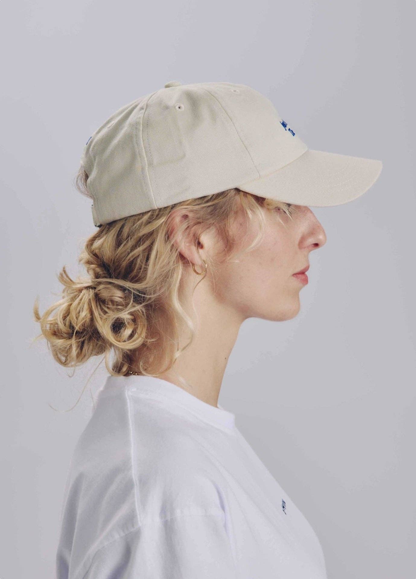 Cappellino beige con ricamo “Just Here For The Vibes”