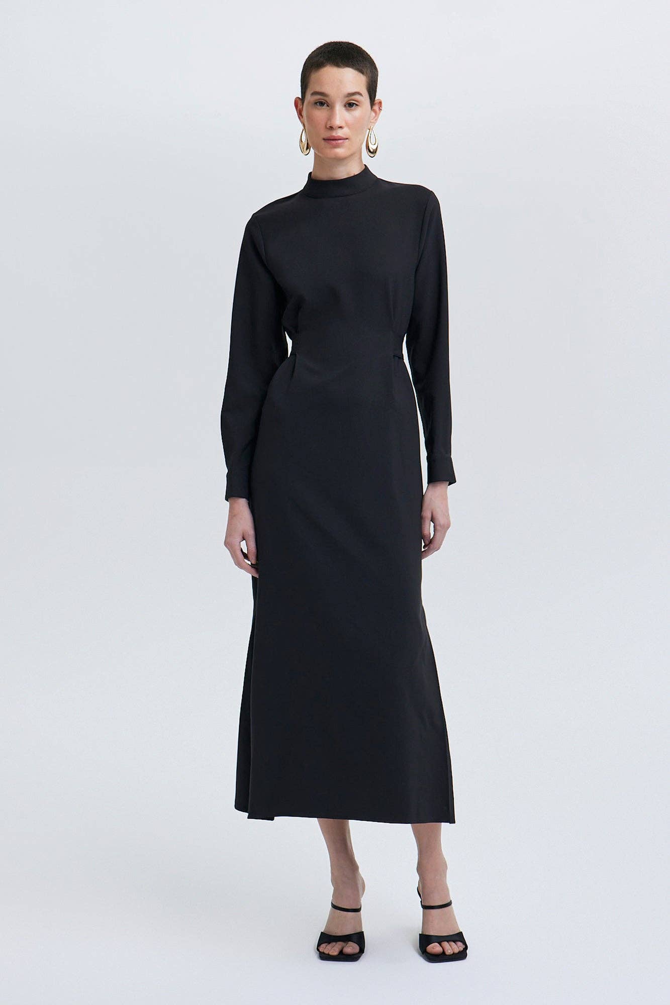 Abito maxi in crêpe nero con cintura e collo alto