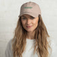 Cappellino dad hat ricamato “This Girl Needs Champagne”