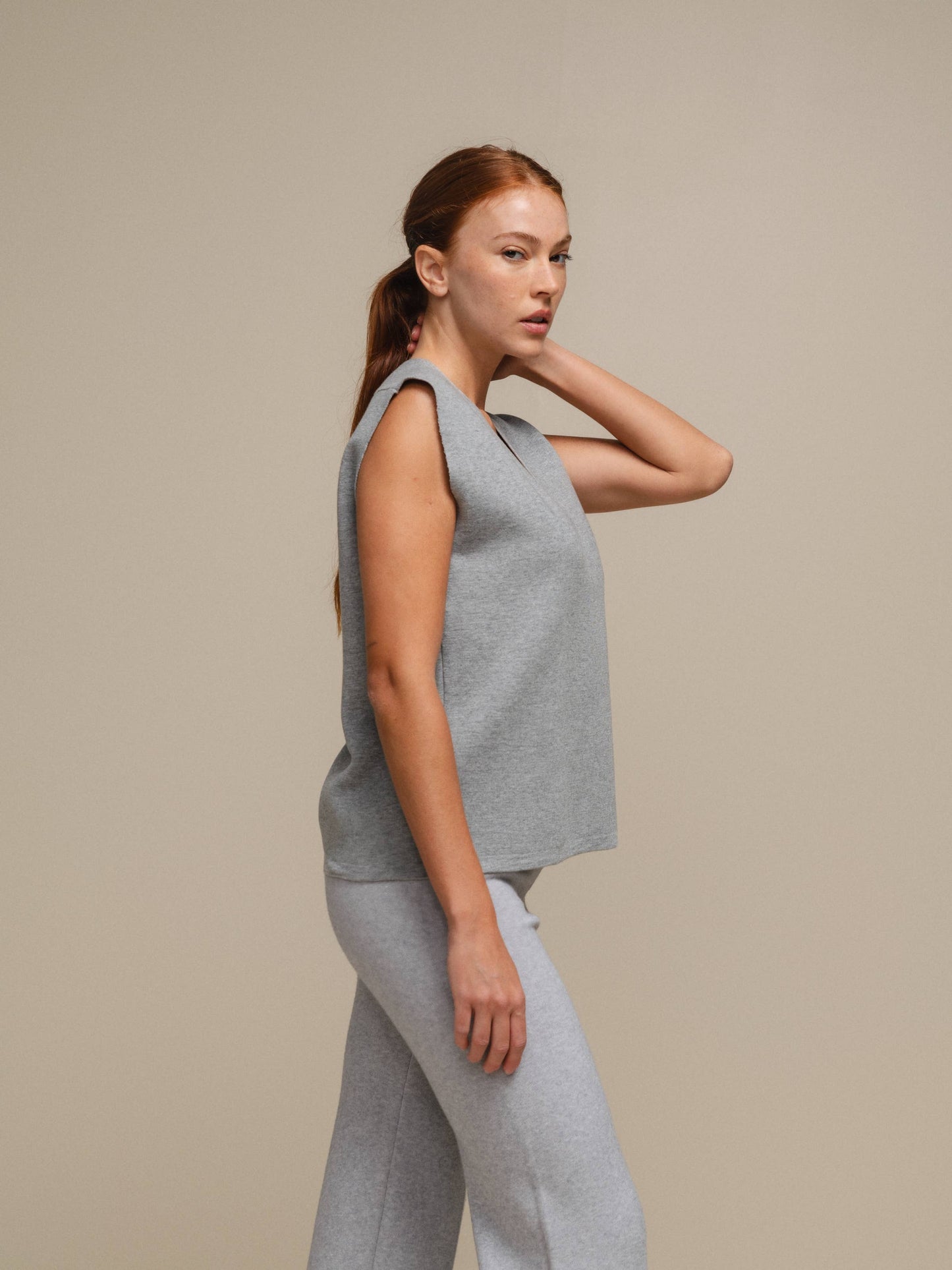 Maglione smanicato in maglia con scollo a V