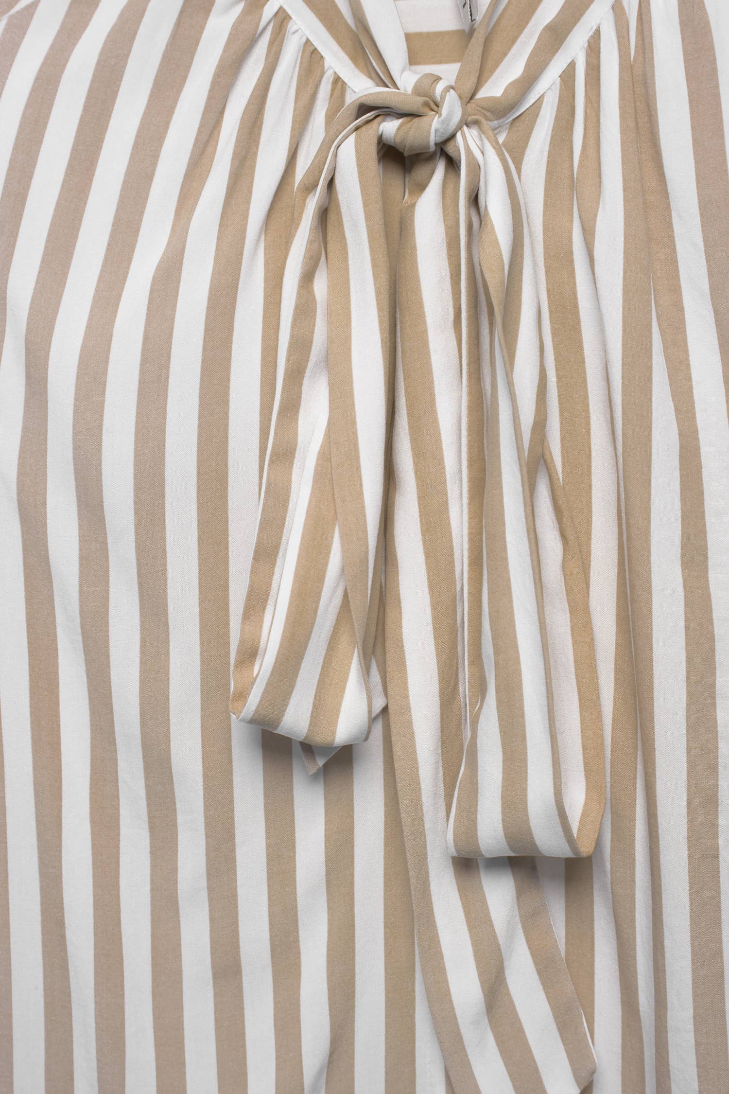 Camicia a righe con fiocco al collo