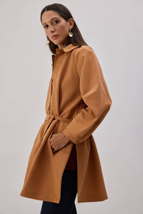 Trench corto con cintura