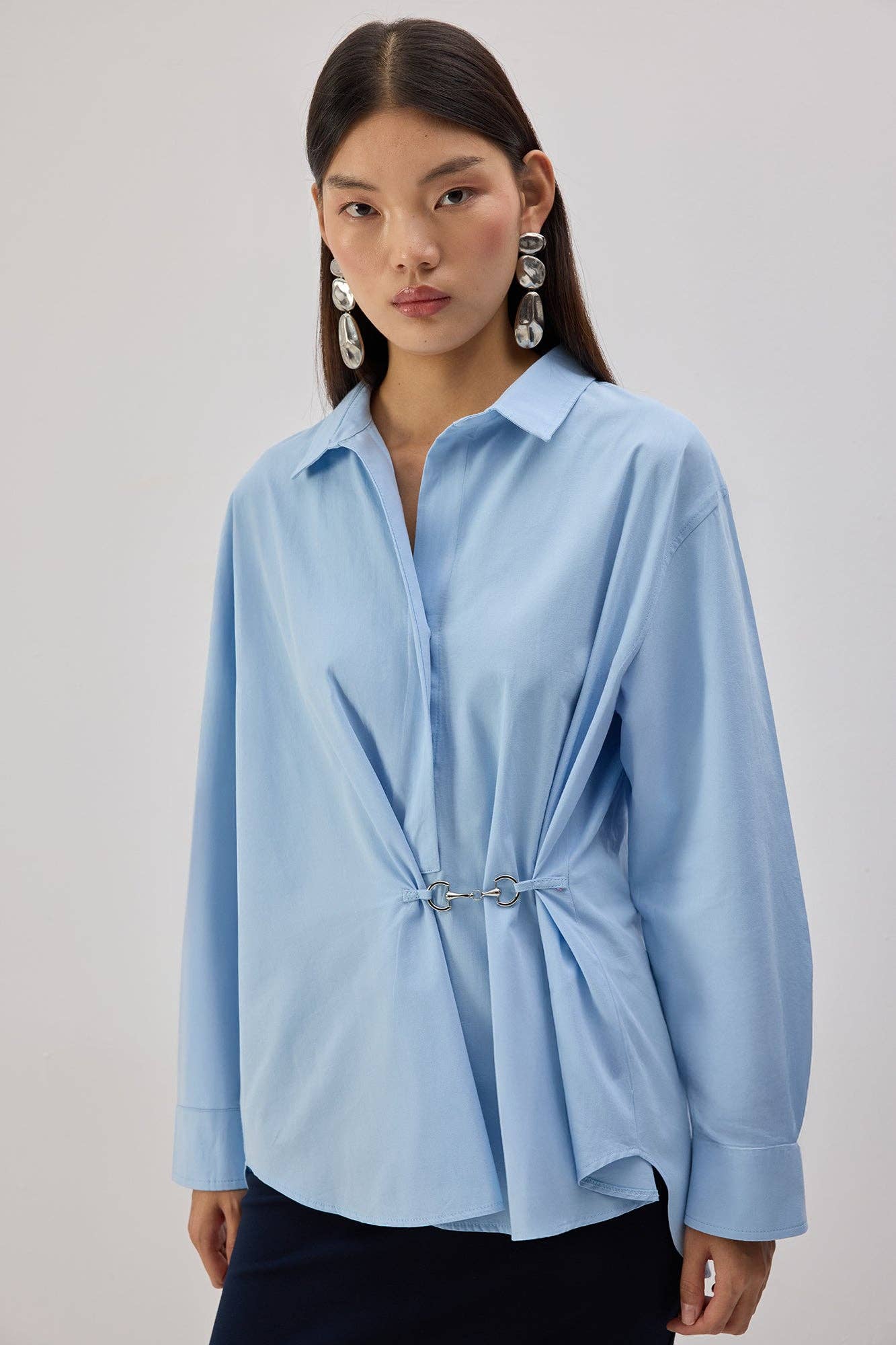 Camicia in popeline con accessori in metallo