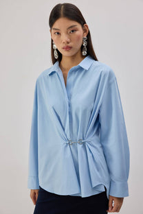 Camicia in popeline con accessori in metallo