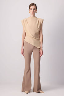 Blusa asimmetrica beige con pieghe sulla spalla