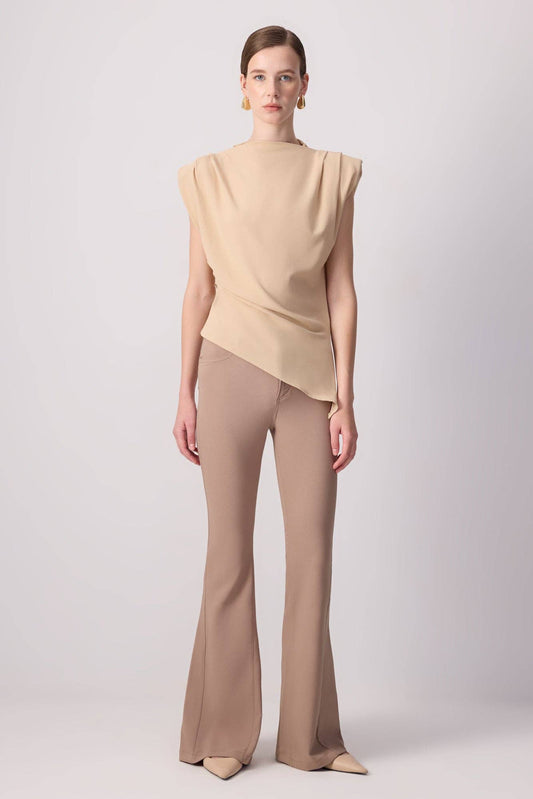 Blusa asimmetrica beige con pieghe sulla spalla