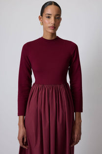 Abito midi plissé bordeaux con cintura