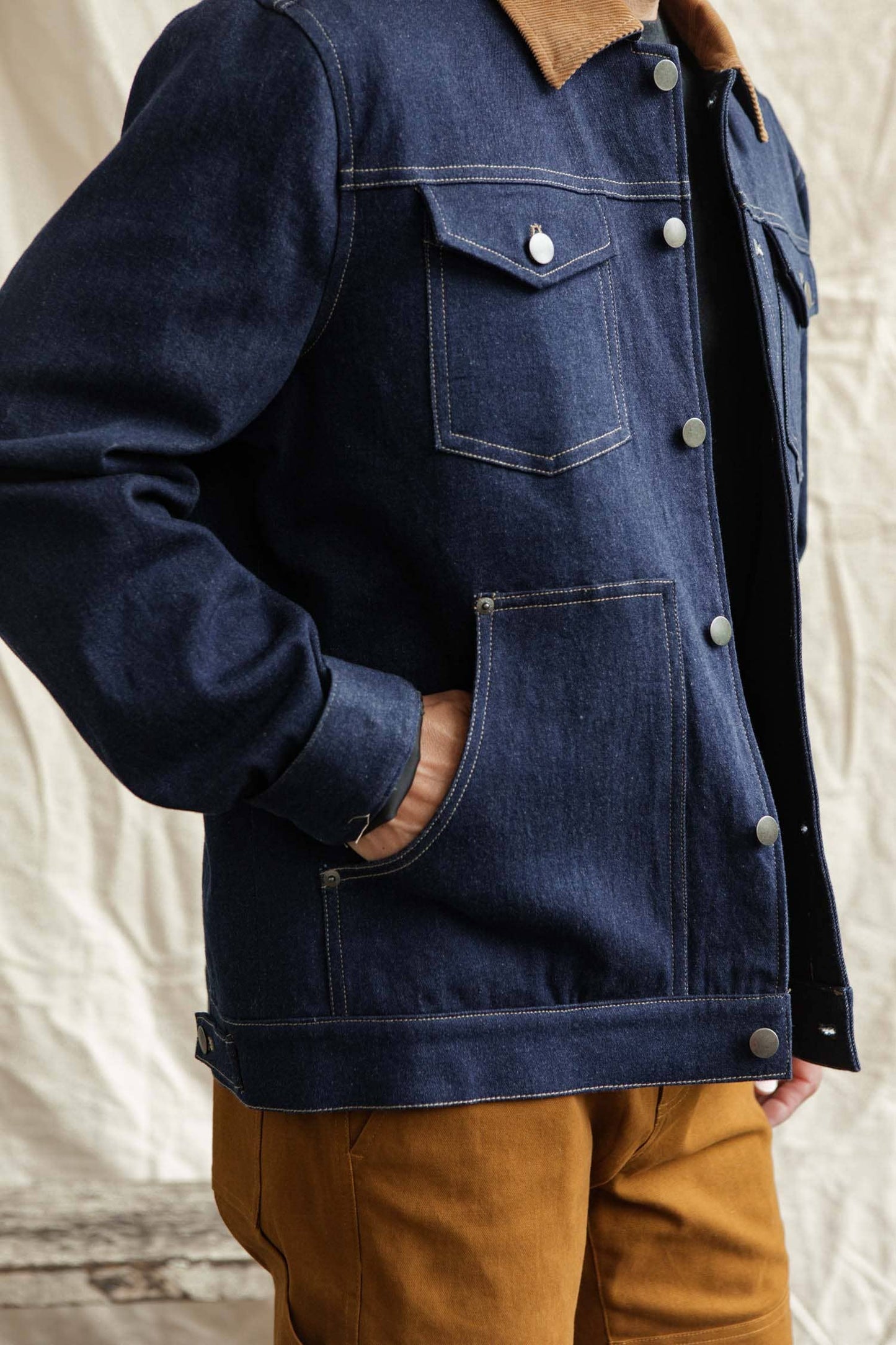Giacca trucker in denim scuro con colletto a contrasto