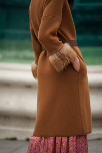 Cappotto lungo in lana con polsini in pelliccia e cintura