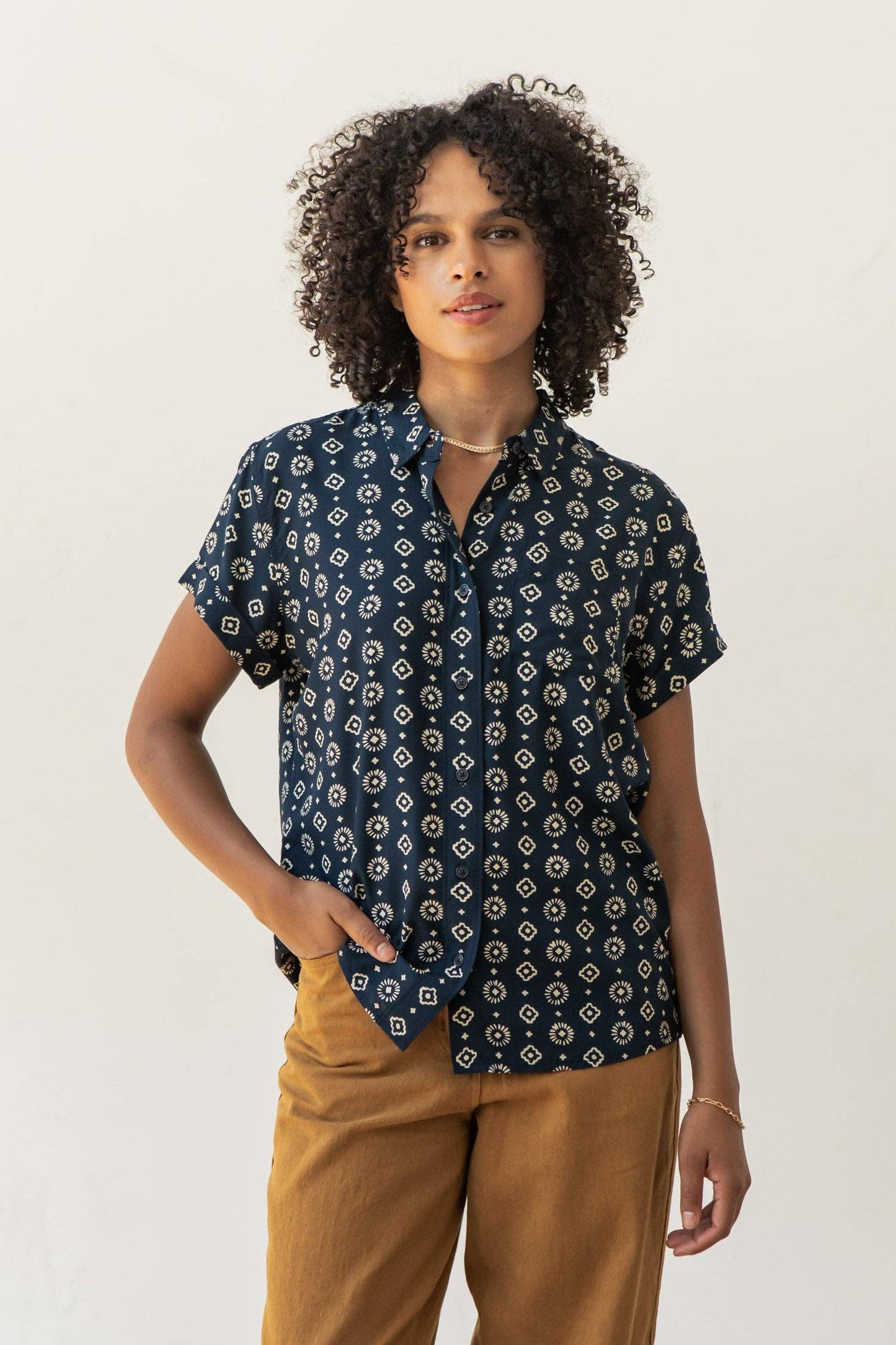 Camicia Bea a maniche corte con fantasia blu notte