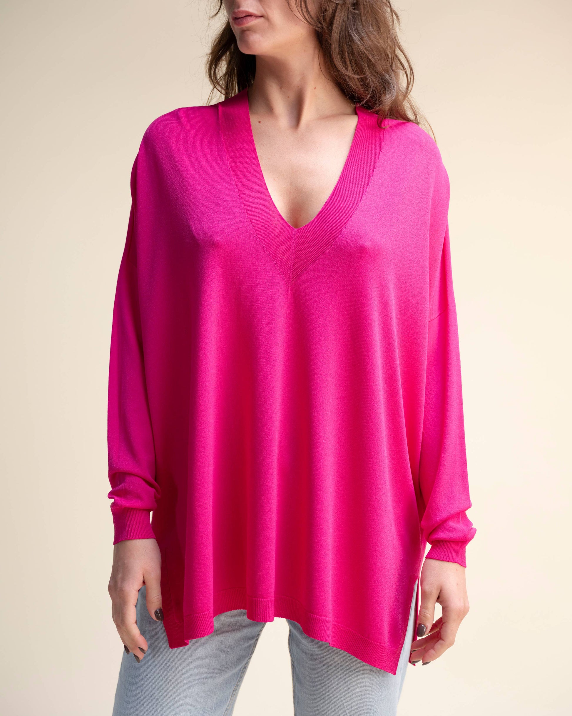 Maglione maxi oversize in viscosa con scollo a V e maglia 3D