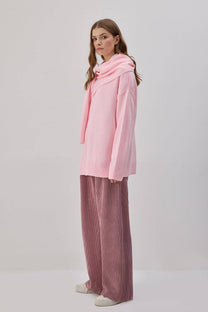 Maglione in maglia rosa con sciarpa integrata
