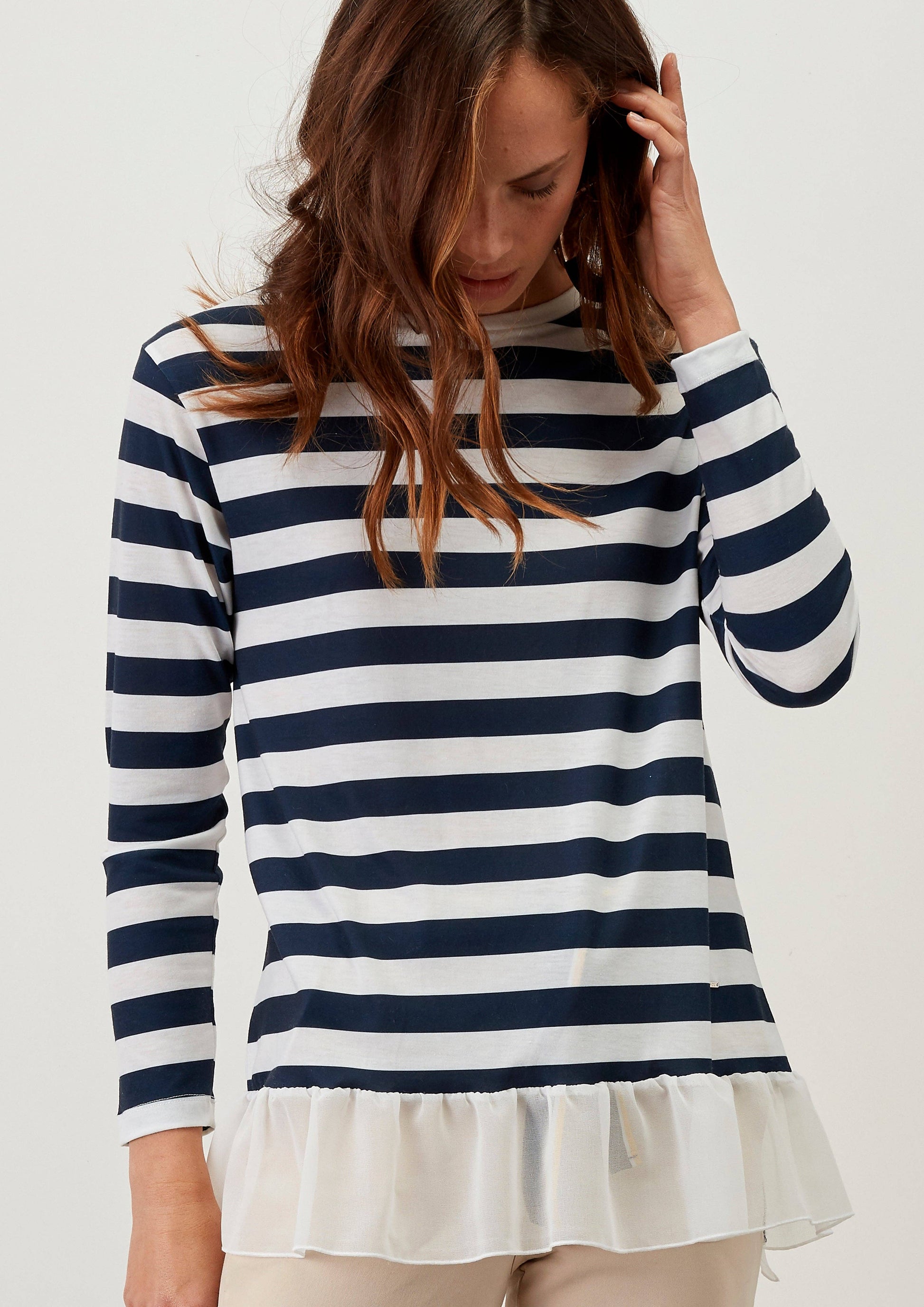 Maglia a righe con volant e cut-out sul retro