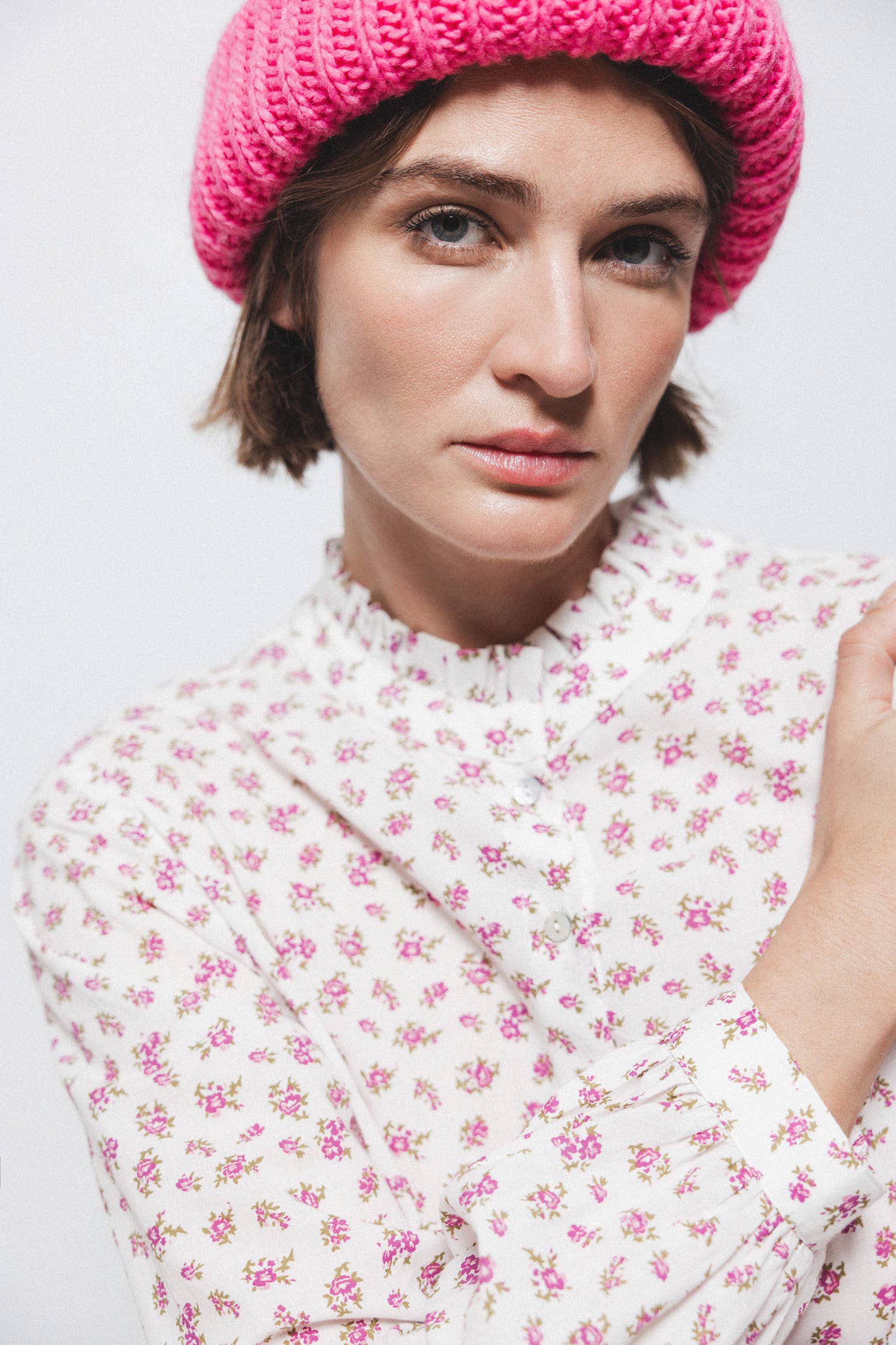 Blusa floreale con volant e bottoni