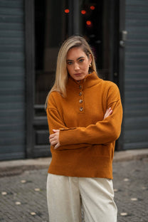 Maglione in lana con collo alto e bottoni