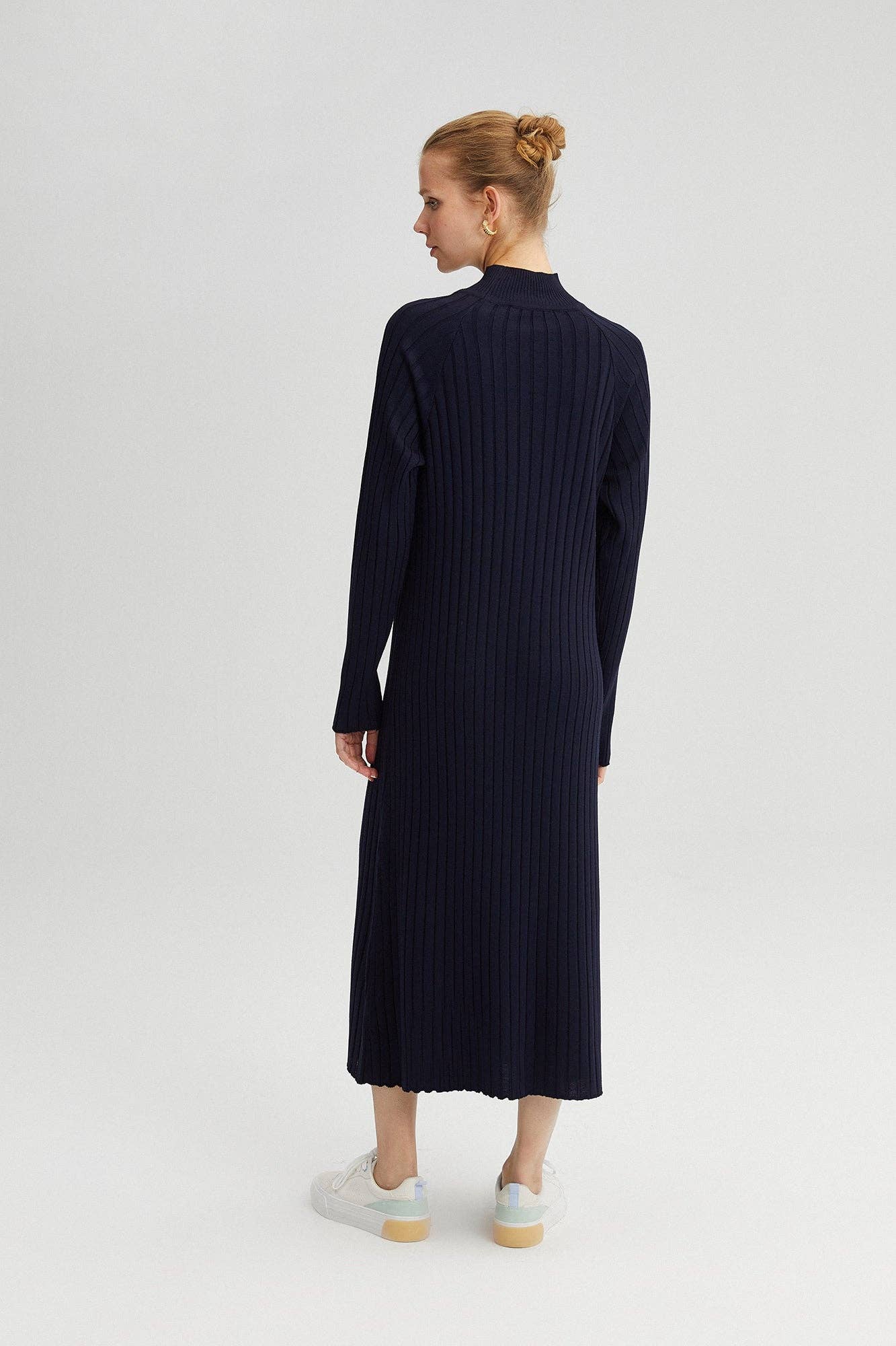 Abito lungo a costine con collo alto in blu navy