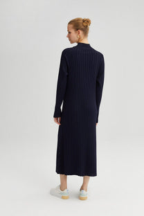 Abito lungo a costine con collo alto in blu navy