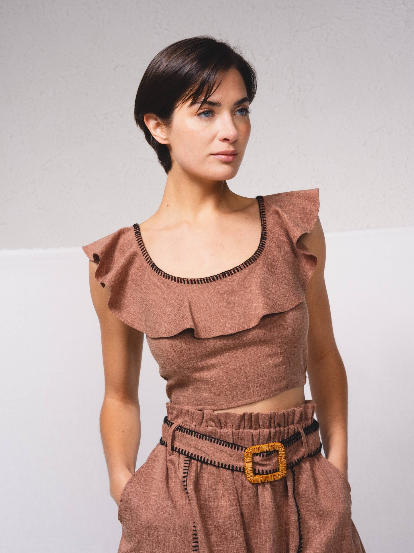 Top crop aderente con volant