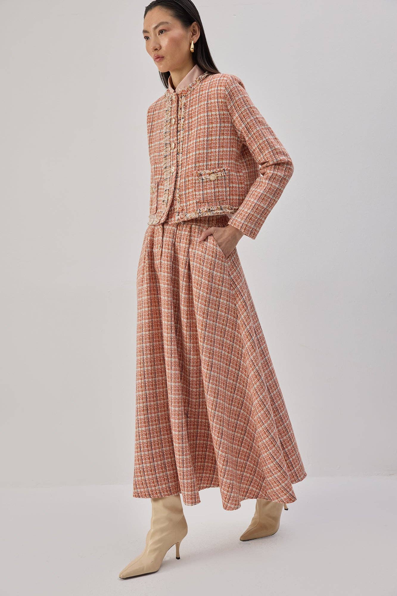 Completo in tweed con giacca corta e gonna lunga