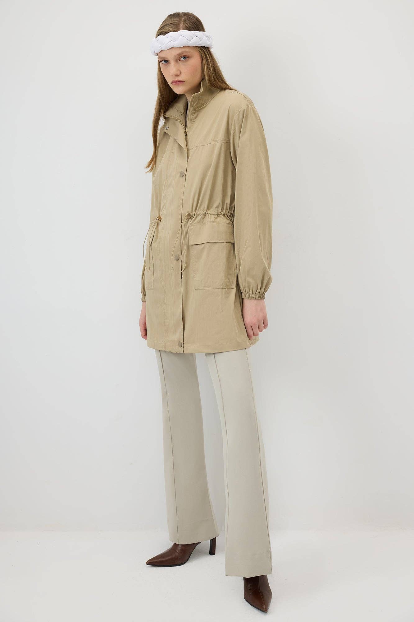 Giacca beige con colletto dritto e coulisse in vita