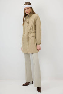 Giacca beige con colletto dritto e coulisse in vita