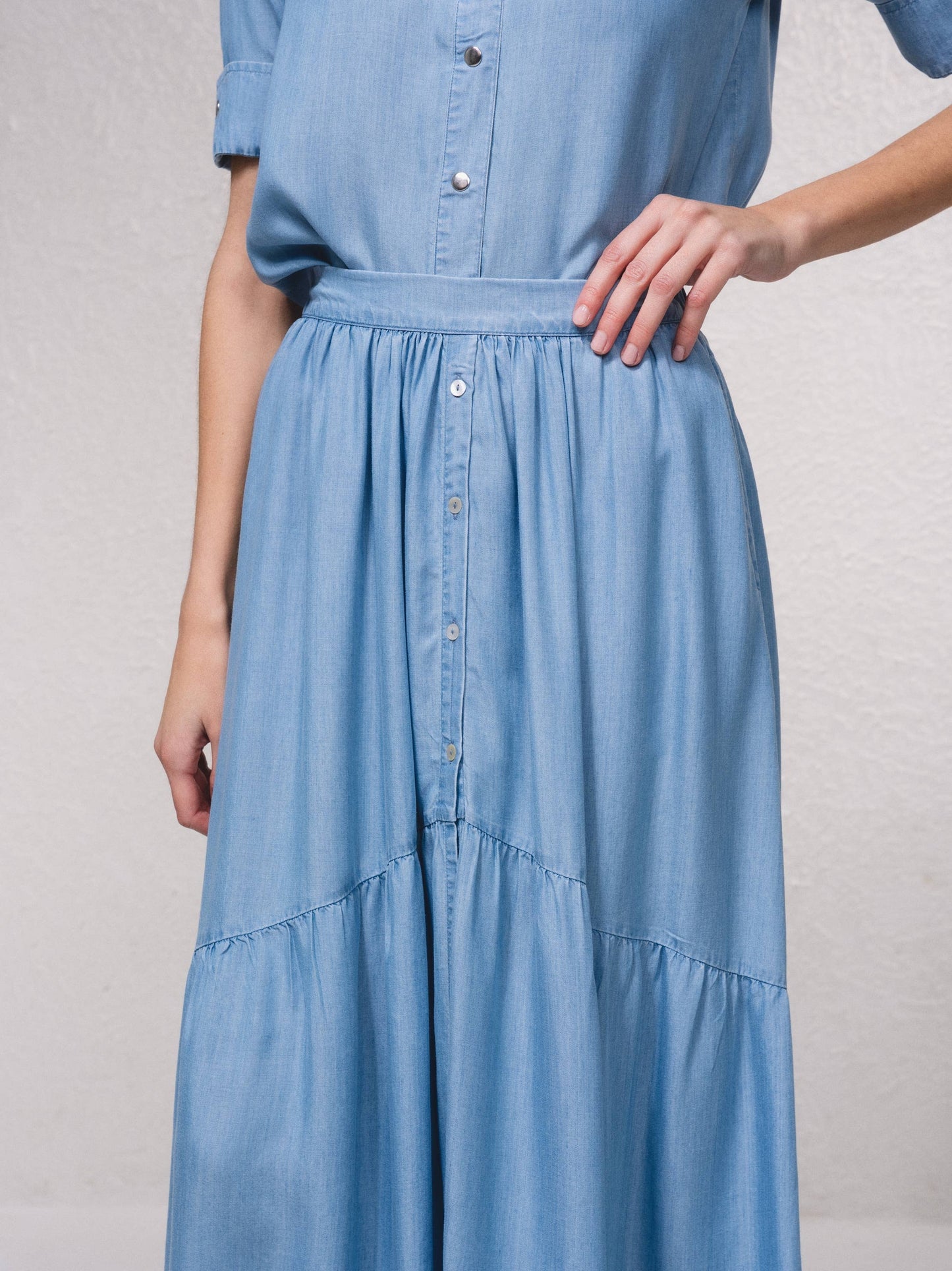 Gonna midi in denim leggero con bottoni frontali