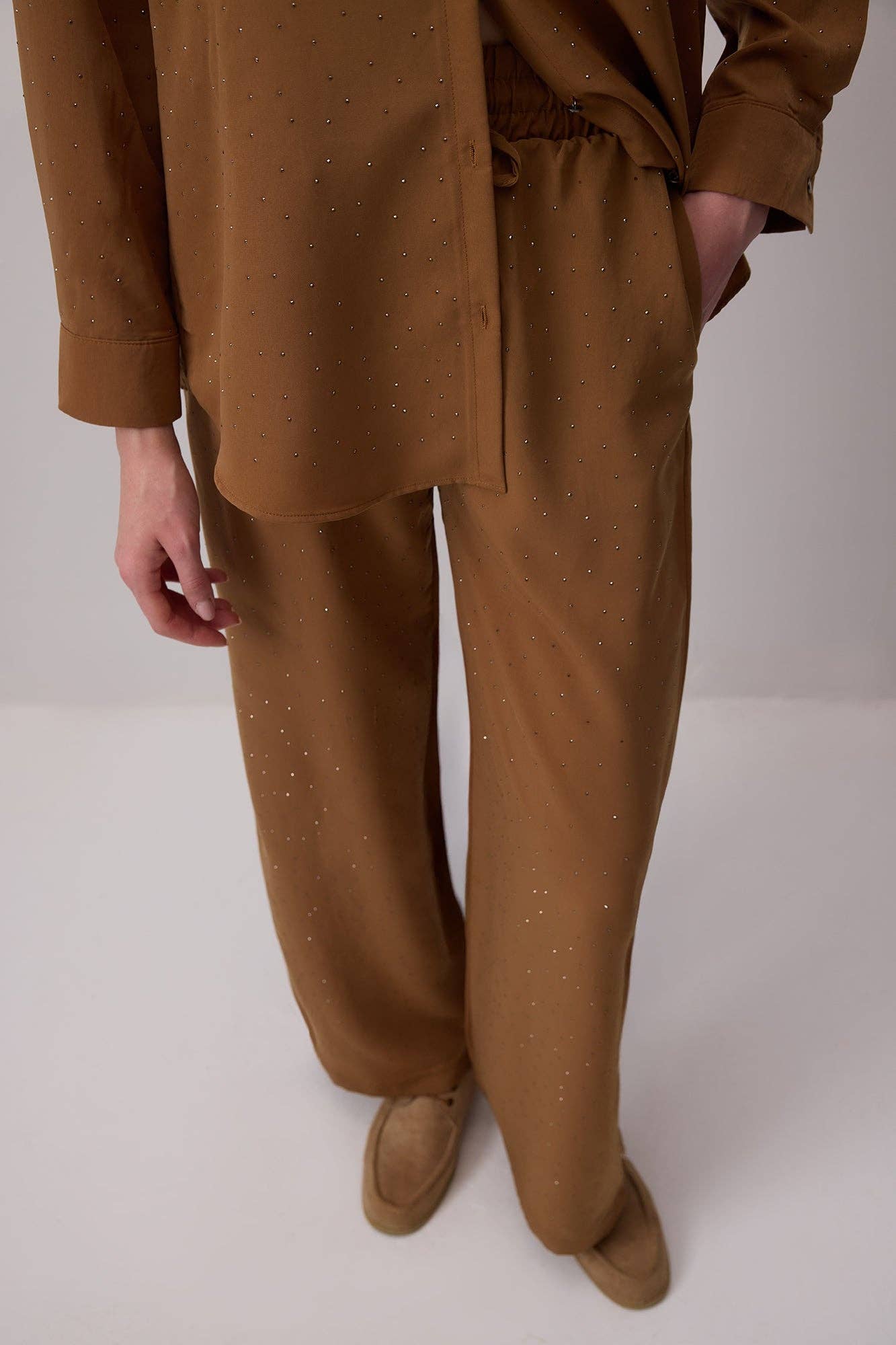 Completo Cupra camicia e pantaloni con micro strass cammello