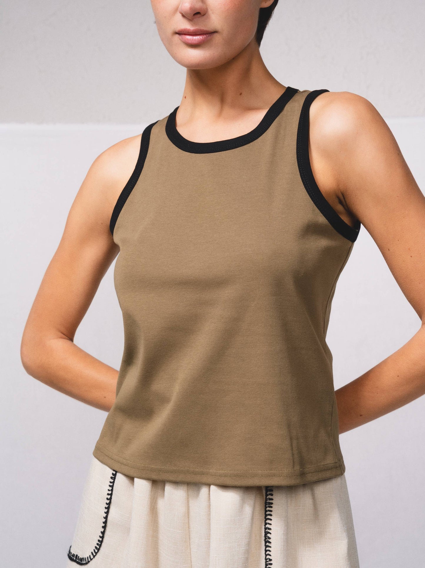 Top basic con bordi a contrasto