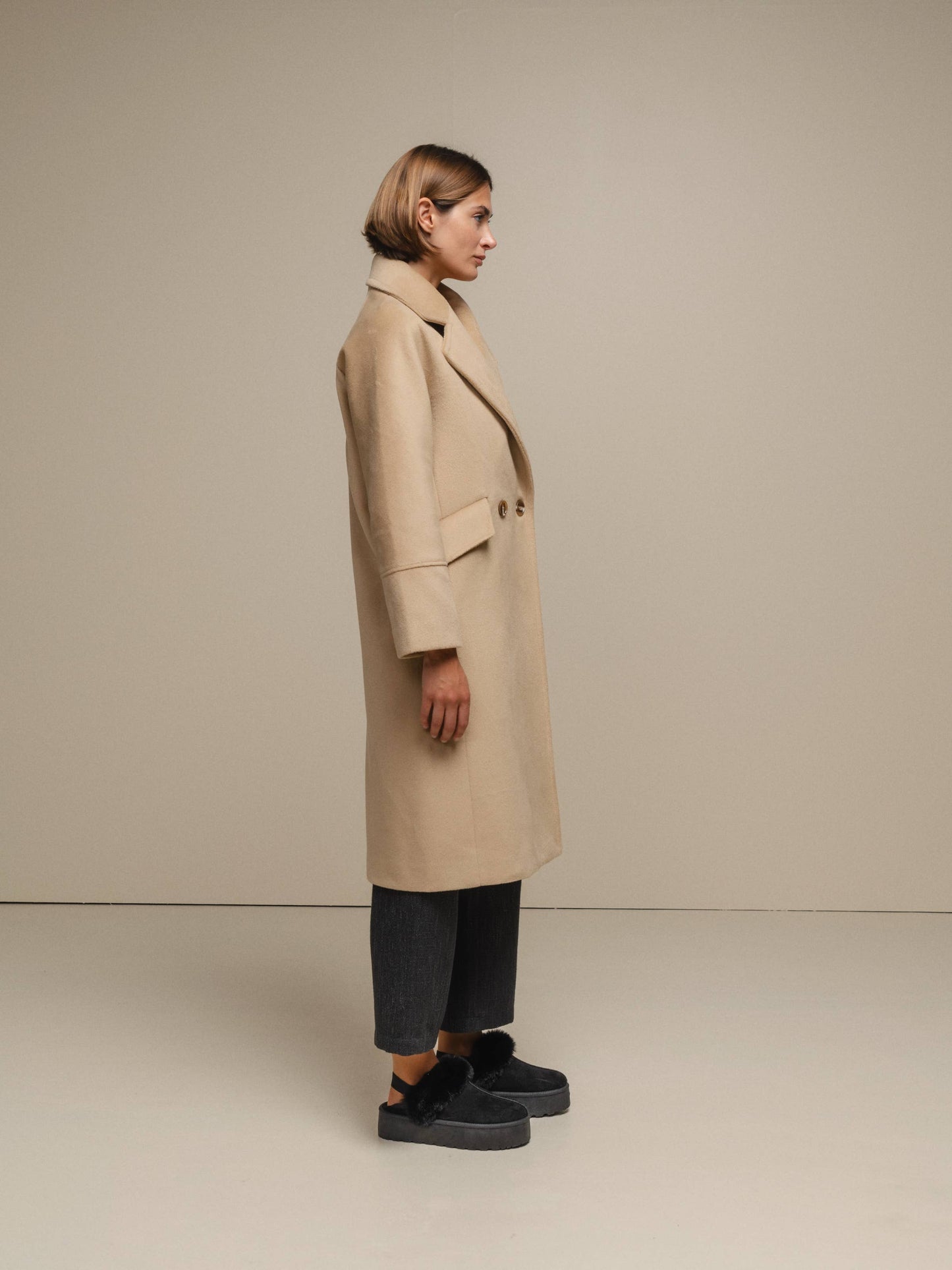 Cappotto doppiopetto color cammello da donna