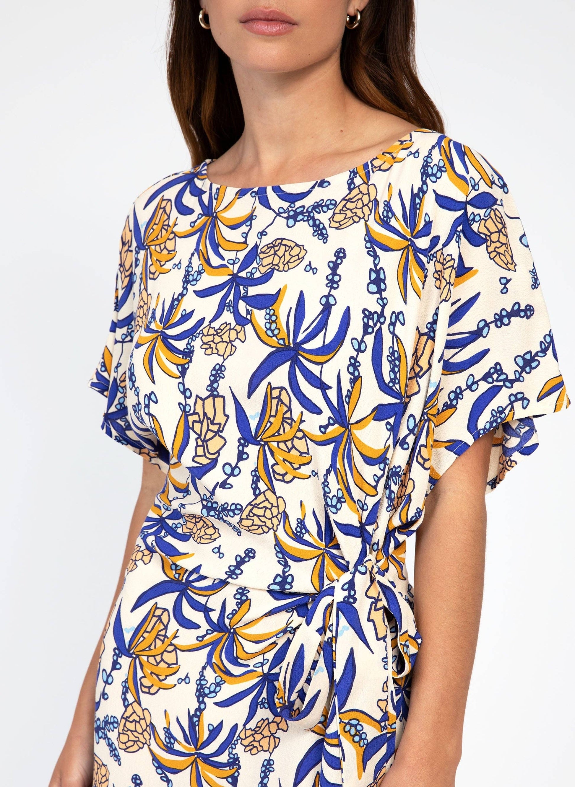 Abito midi Meloty con stampa blu e cintura annodata