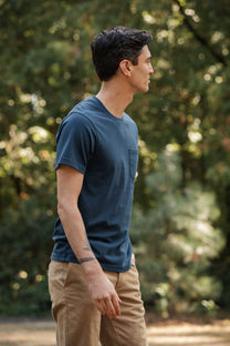 T-shirt sostenibile con taschino in cotone riciclato