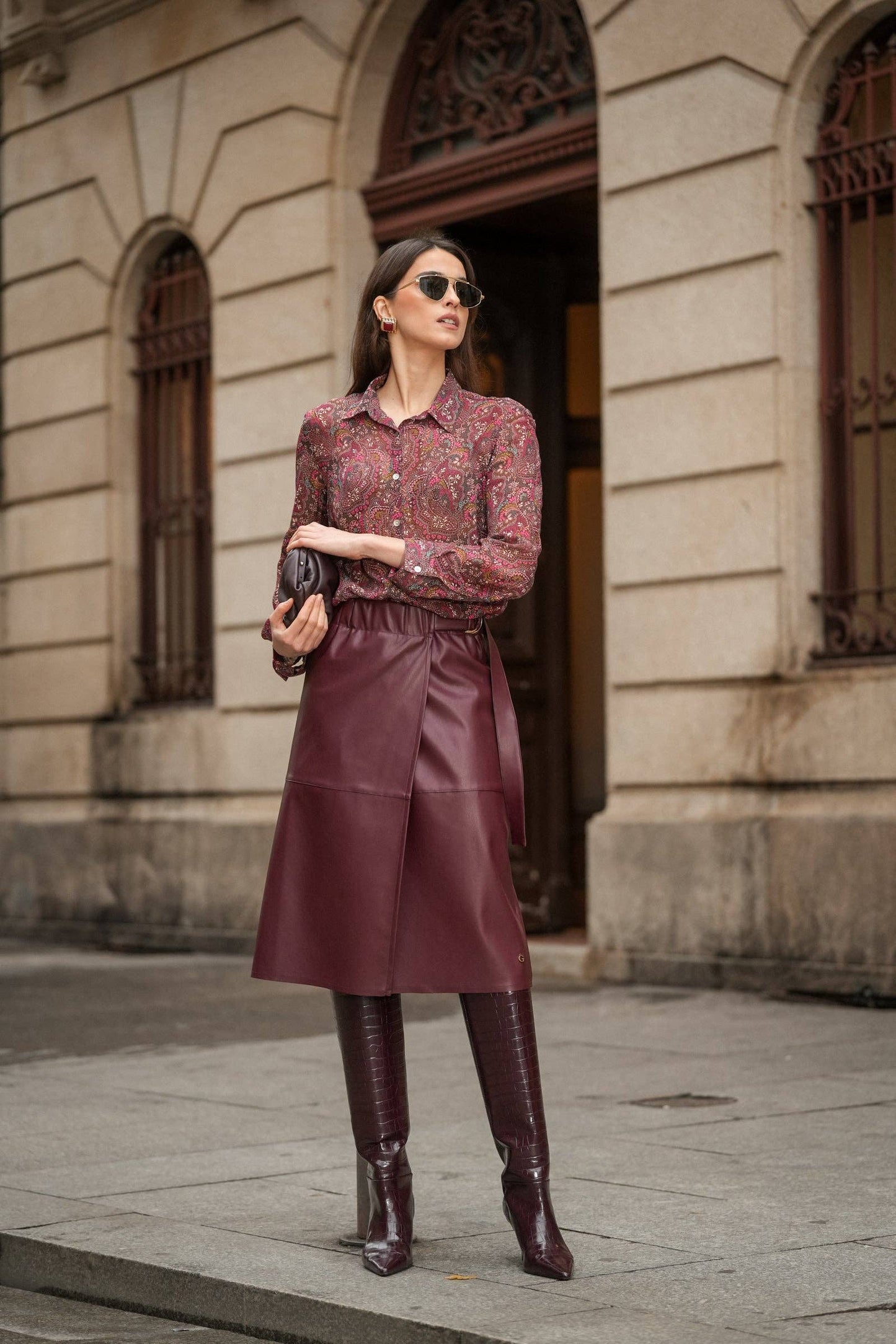 Gonna midi effetto pelle con cintura laterale