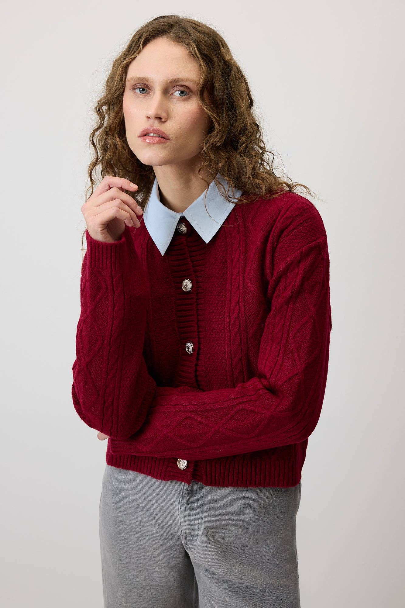 Cardigan in maglia a trecce bordeaux con bottoni