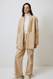 Cappotto in gabardine con tasche ampie
