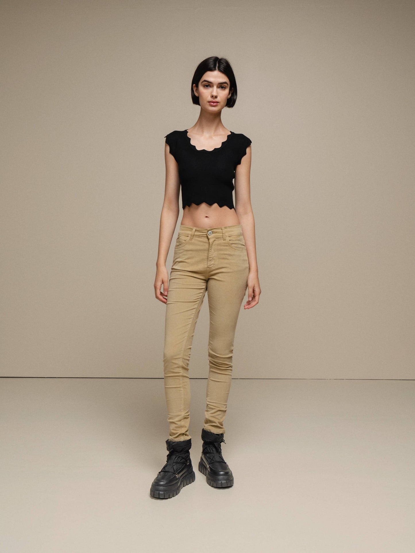 Top crop in maglia a costine con bordo ondulato