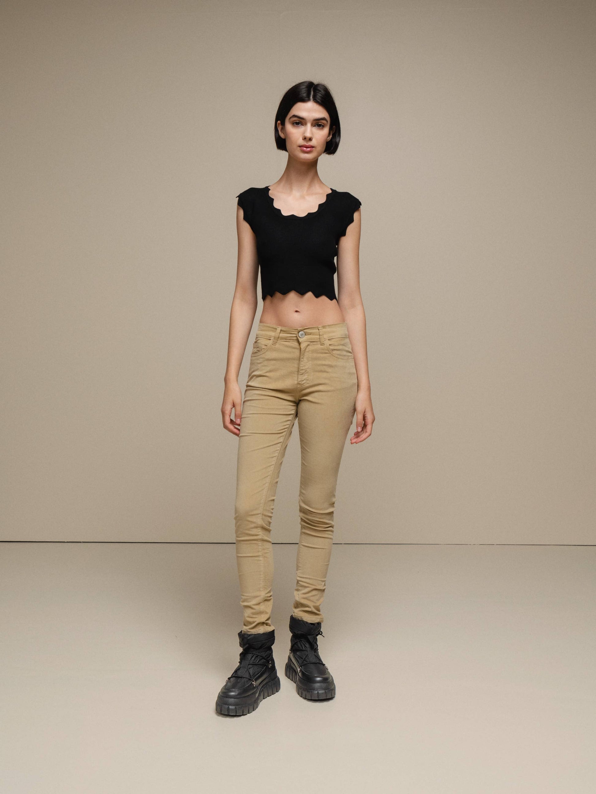 Top crop in maglia a costine con bordo ondulato