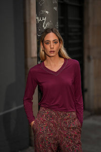 Maglia donna a manica lunga con scollo a V e borchie