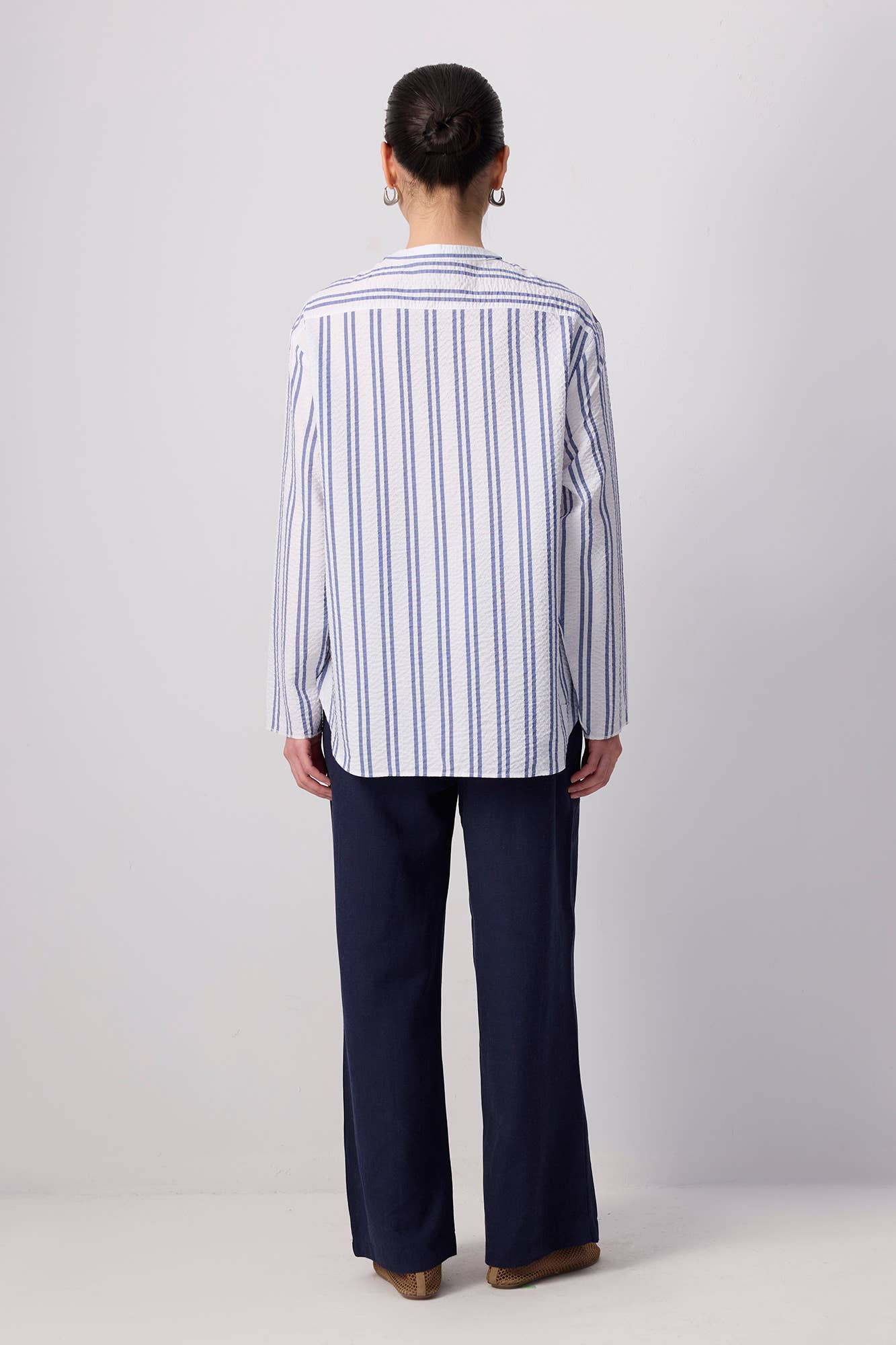 Camicia a righe blu e bianche in misto cotone con collo alla coreana