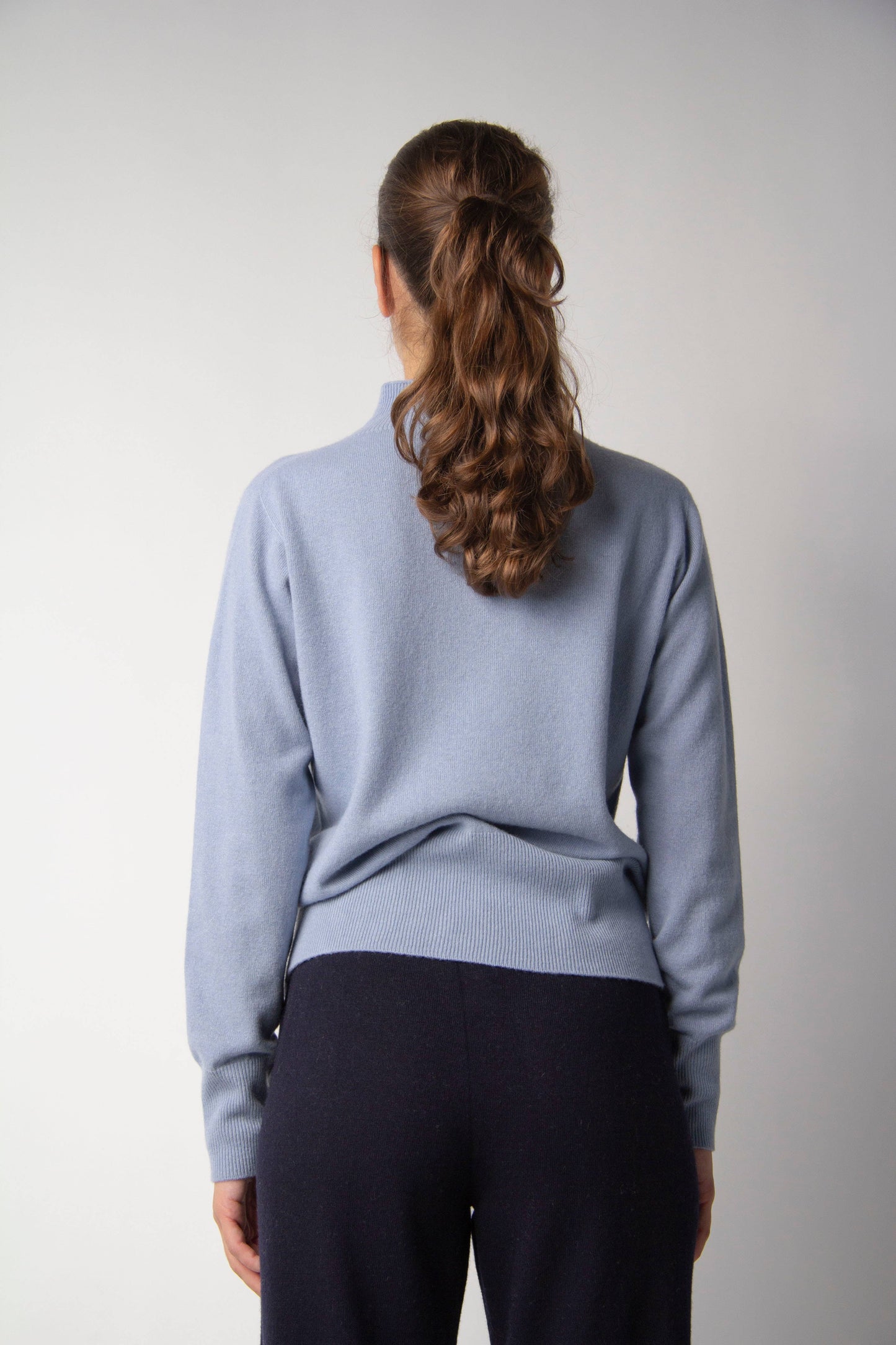 Maglia dolcevita in misto cashmere con lavorazione 3D