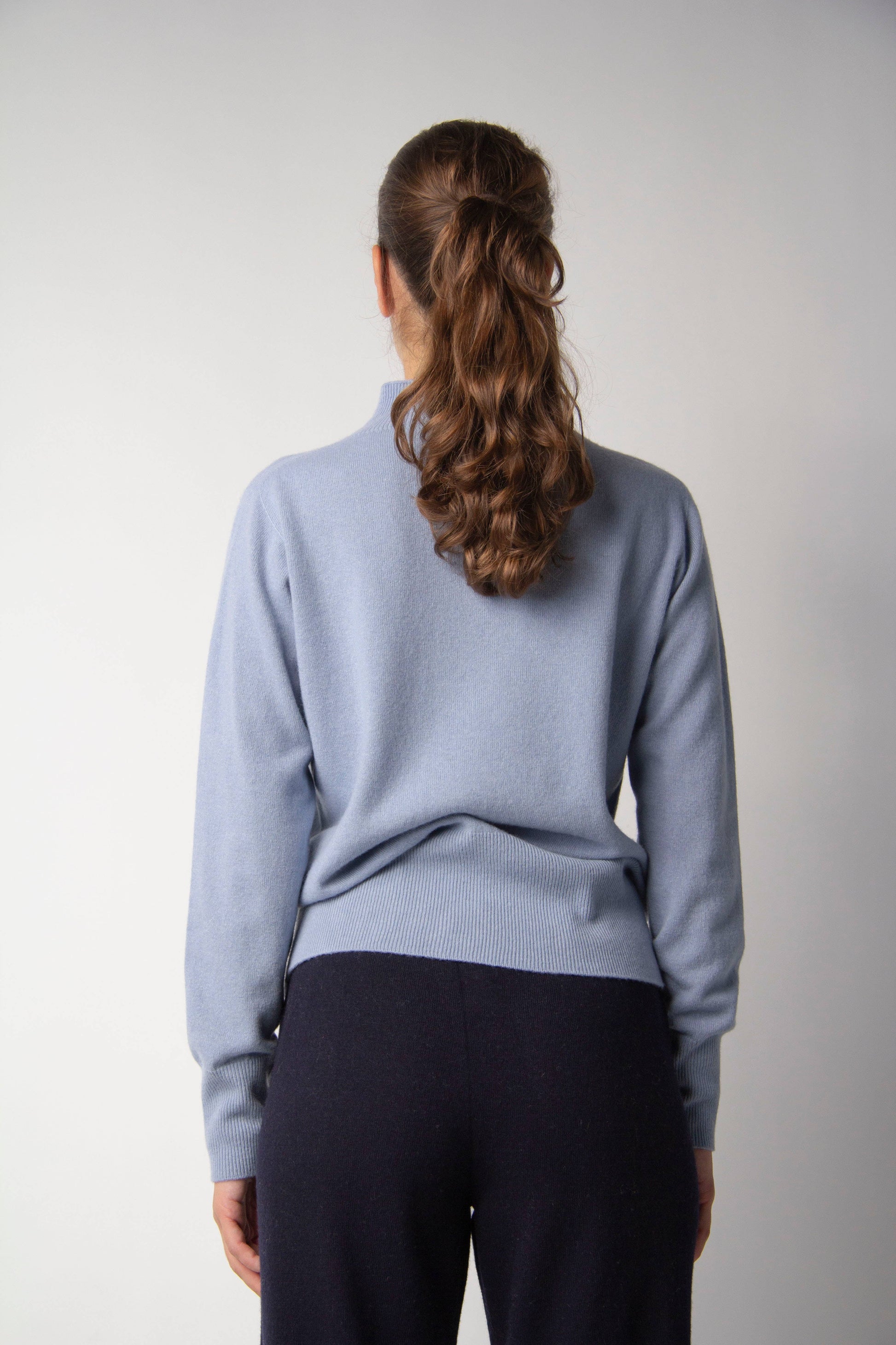 Maglia dolcevita in misto cashmere con lavorazione 3D