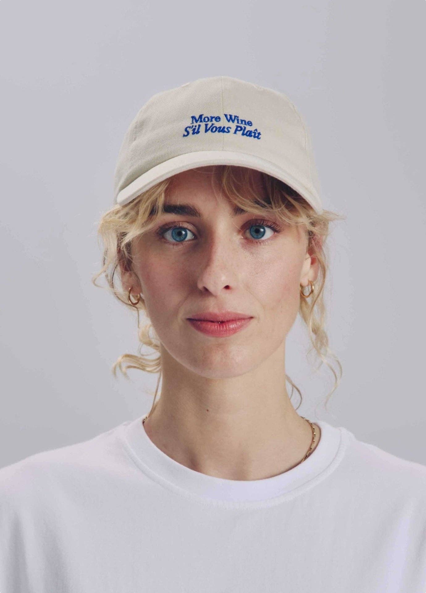 Cappellino beige ricamato “More Wine S’il Vous Plaît”
